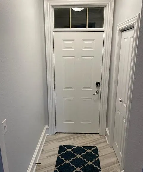 Foyer/front door