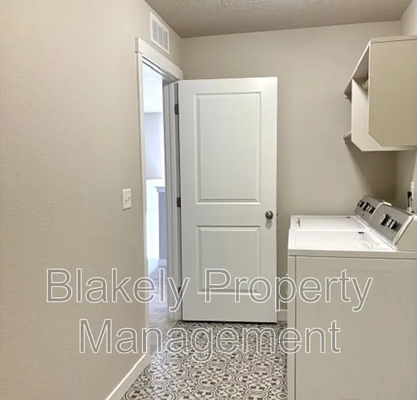 645 SW Inby St — Photo 9