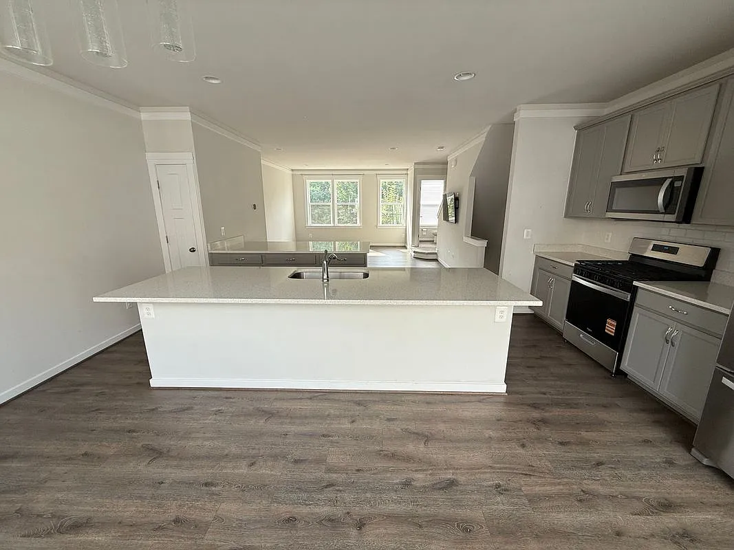 3 bed, 4.0 bath, 1877 sqft, $3,400 — Photo 3
