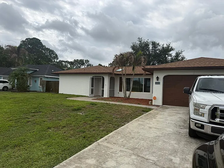 450 SW Eyerly Ave — Photo 1