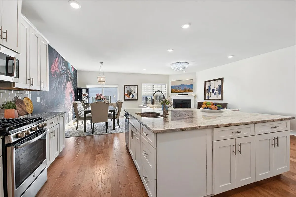 3 bed, 3.5 bath, 3000 sqft, $5,350 — Photo 4