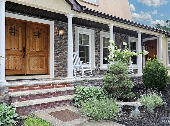 2nd image of 553 Knoll Dr