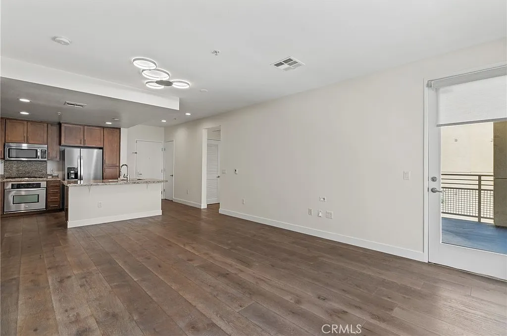 2 bed, 1050 sqft, $3,500 — Photo 2