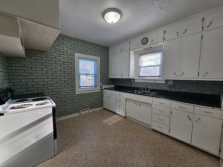 1926 Thurston Ave — Photo 3