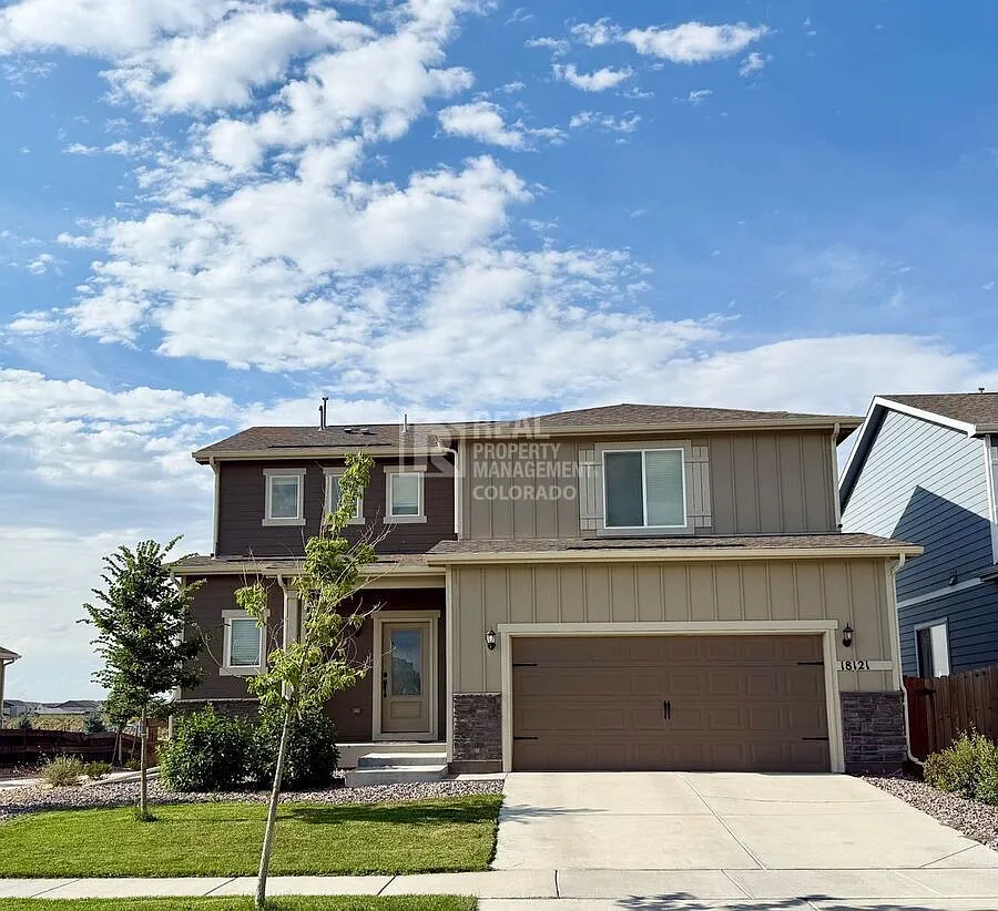 Spacious Commerce City 3-Bedroom, 2.5-Bath with Primary Suite and Walk-In Closet — Photo 1