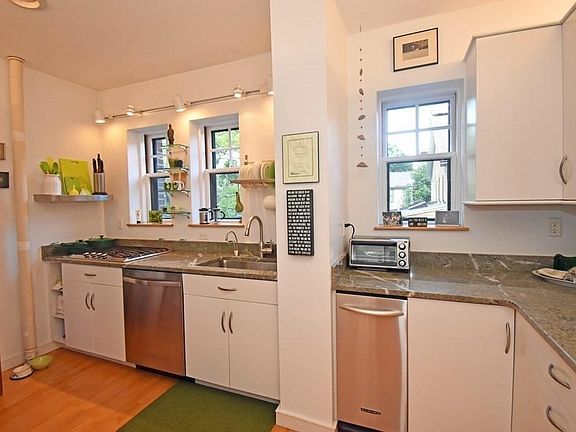 5th image of 993 Memorial Dr APT 203