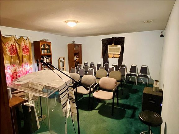 4th image of 261 Capitol Dr