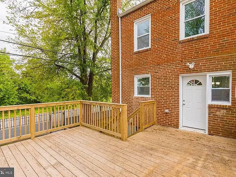 837 Tolna St — Photo 18