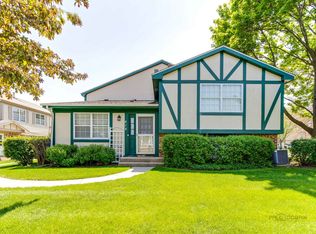 414 Fernwood Ct, Vernon Hills, IL 60061