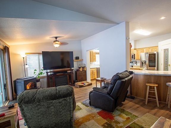 5th image of 601 Park St