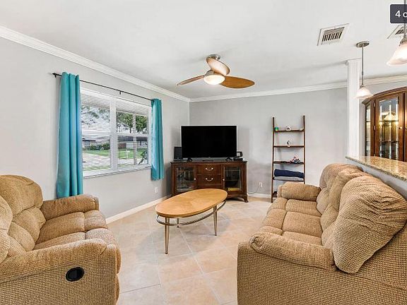 2nd image of 118 SE Crosspoint Dr
