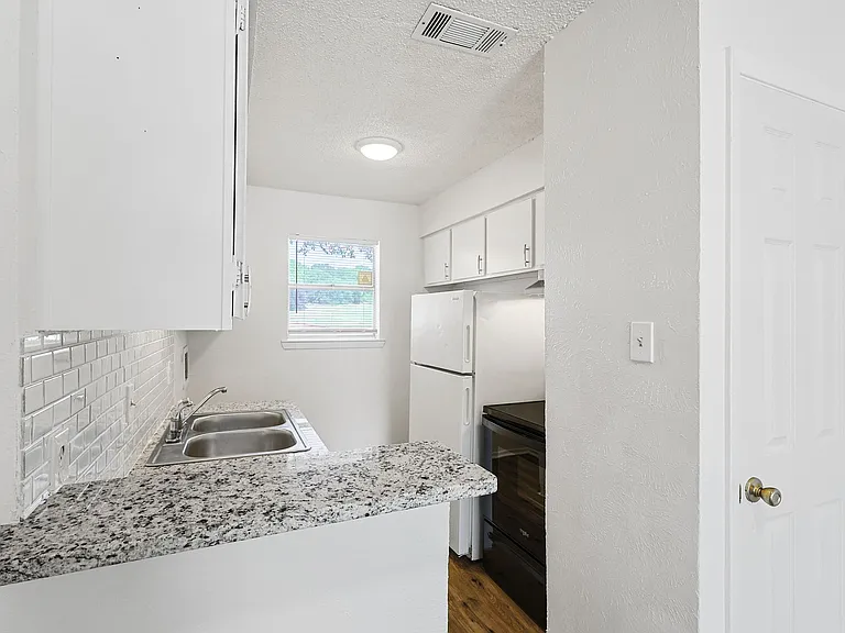 2637 W Randol Mill Rd — Photo 5