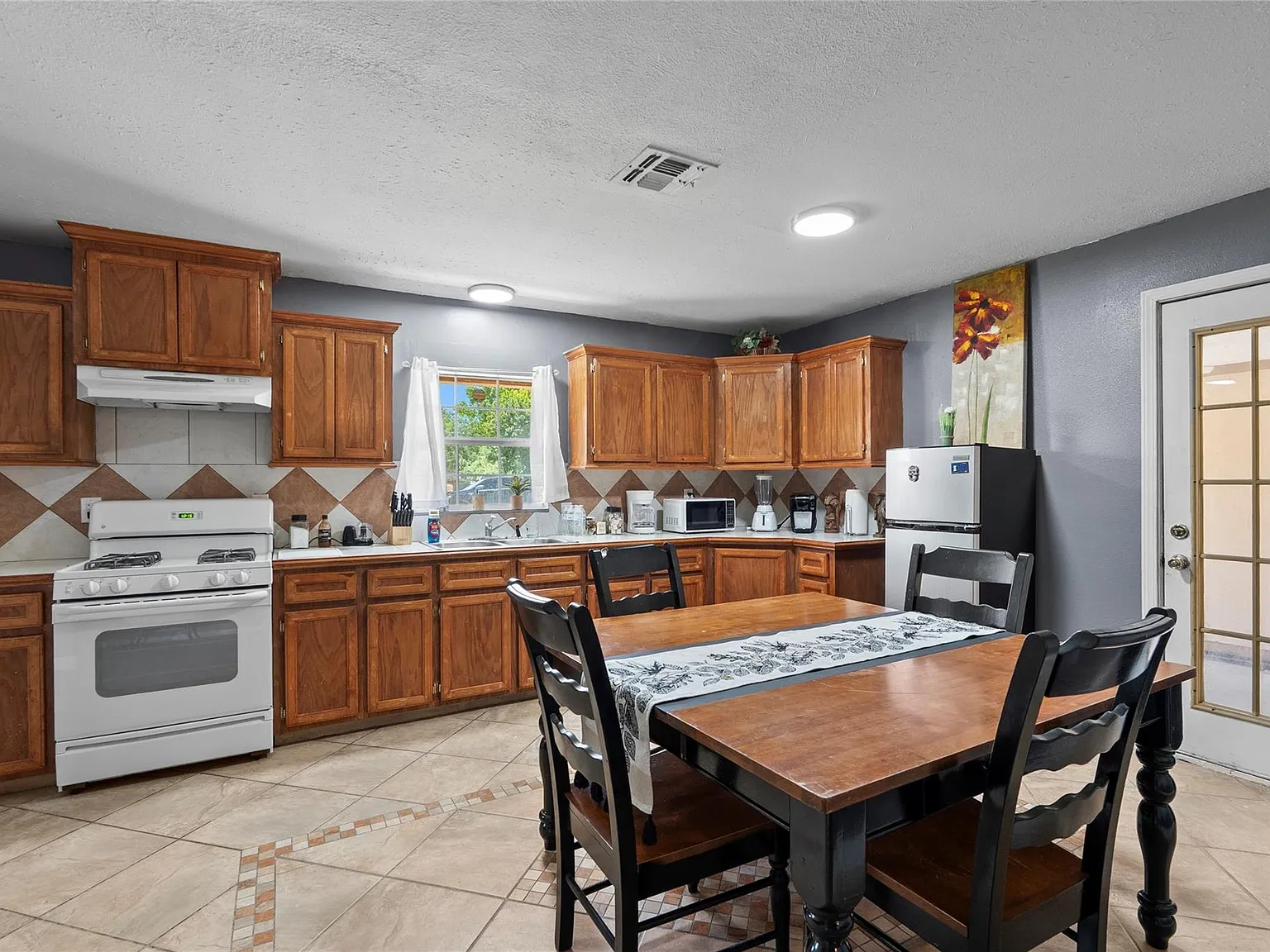 5 bed, 2.0 bath, 1596 sqft, $1,870 — Photo 3