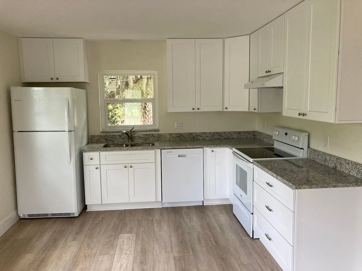2 bed, 1400 sqft, $2,400 — Photo 2