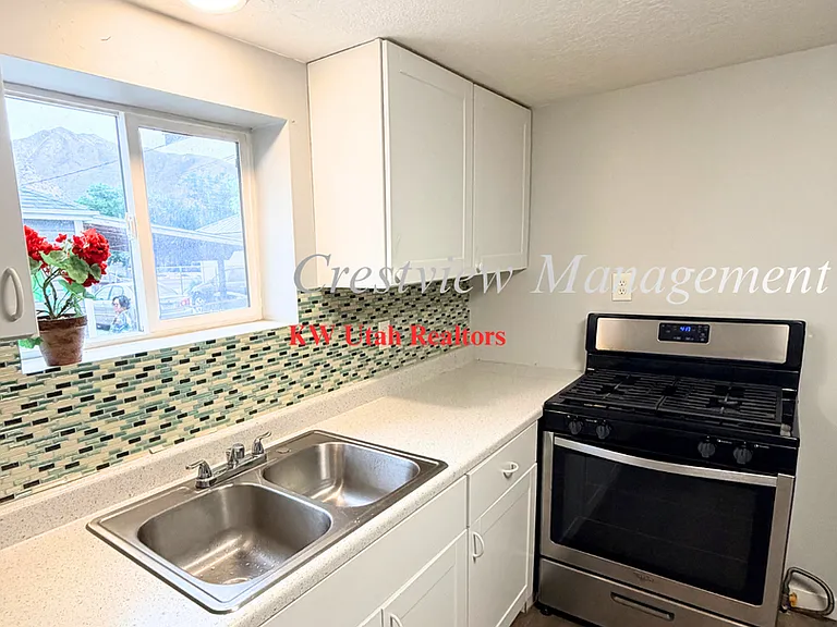 2029 Monroe Blvd — Photo 2