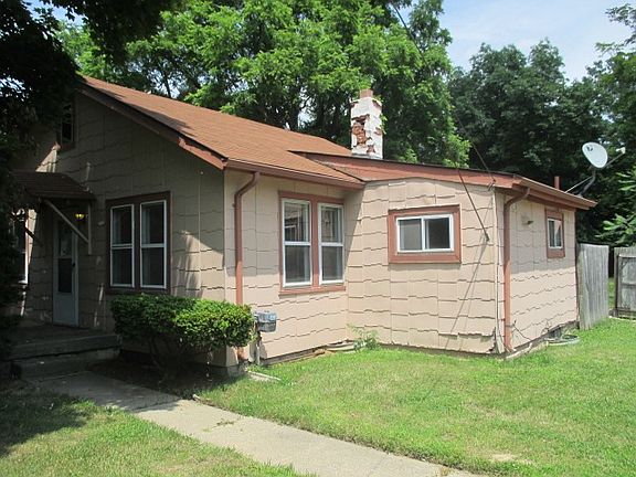 3rd image of 670 Boyd St