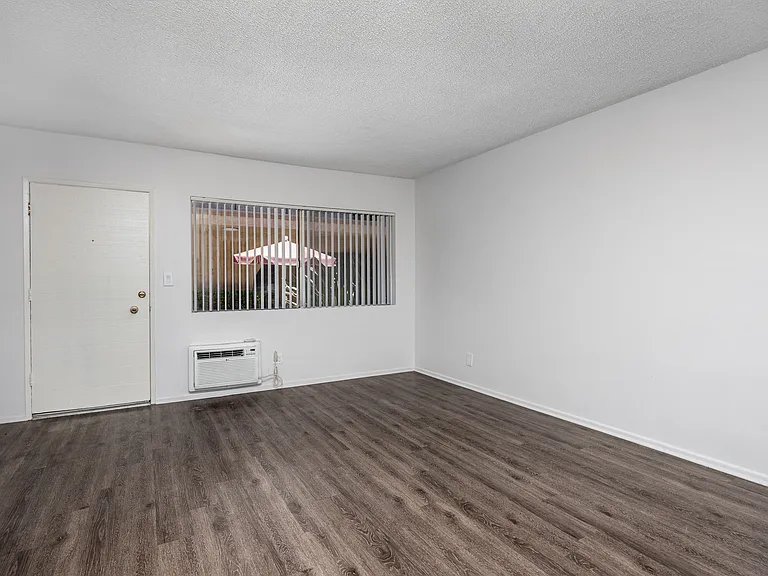 Vanowen Plaza — Photo 13