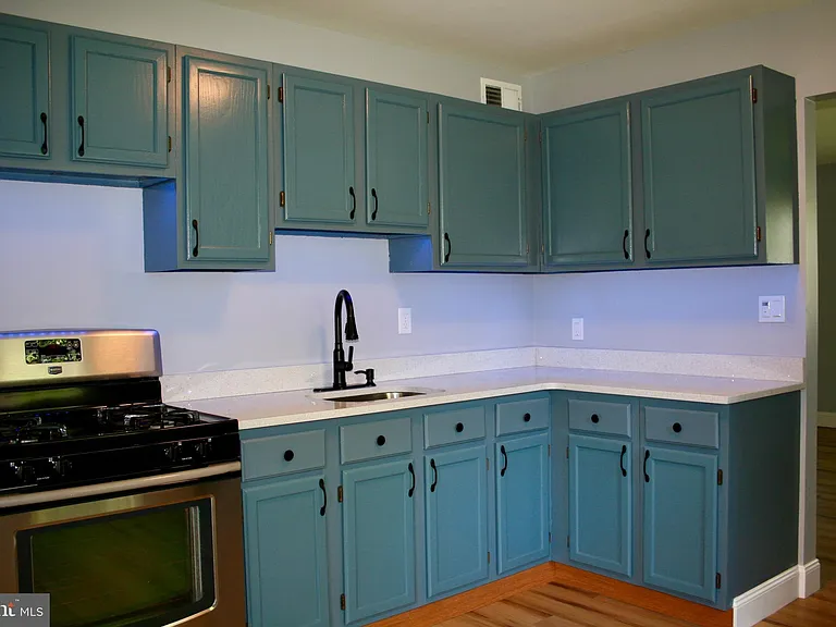 124 Stratford Ave — Photo 4