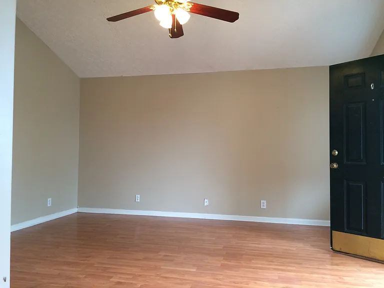 416 Newton Ct — Photo 2