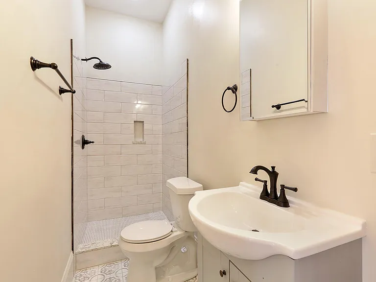 1820 Laharpe St #B — Photo 5
