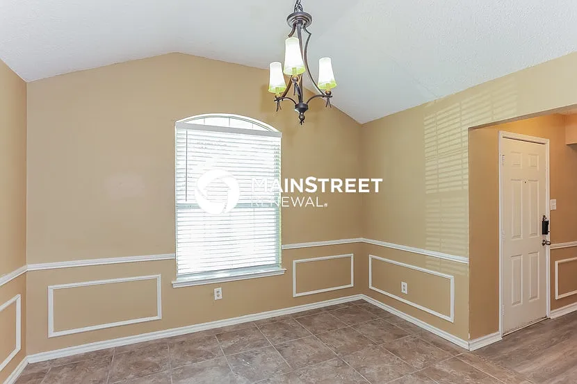 1015 Flower Dr — Photo 4