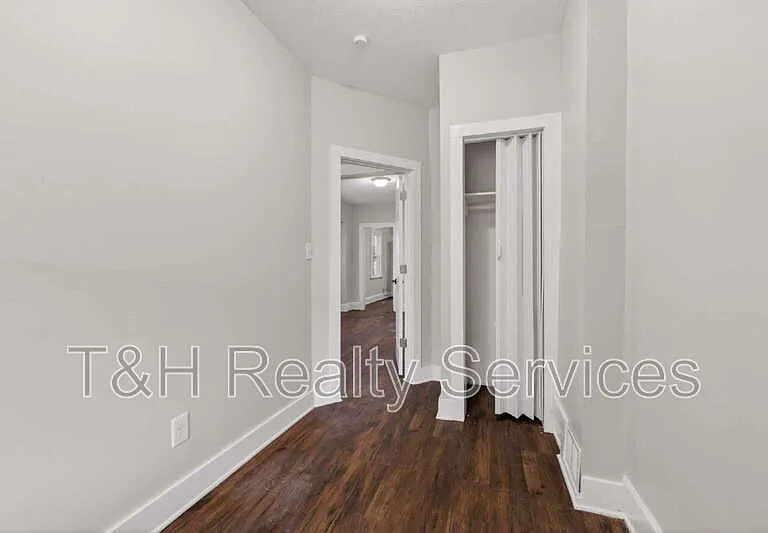 926 W 32nd St — Photo 13