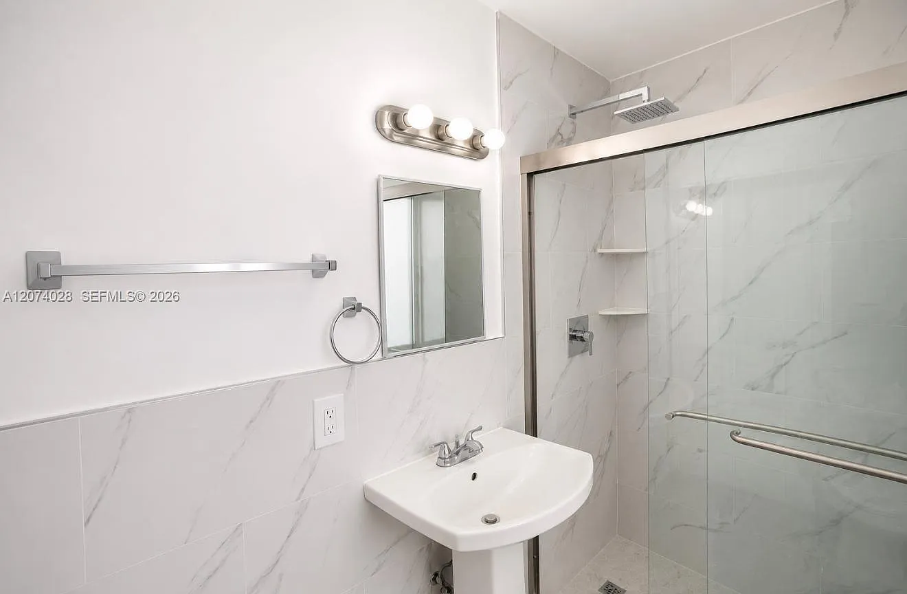 1 bed, 1.0 bath, 18849 sqft, $1,900 — Photo 2