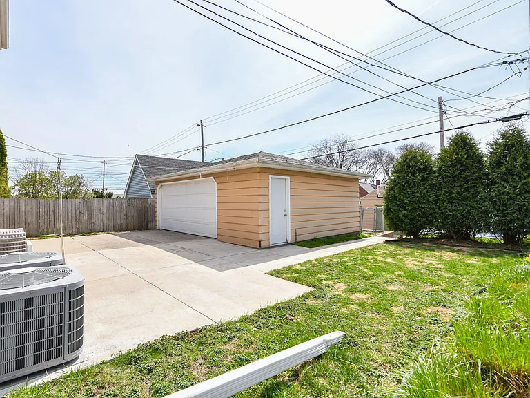 1917 E Hillcrest Ave — Photo 6