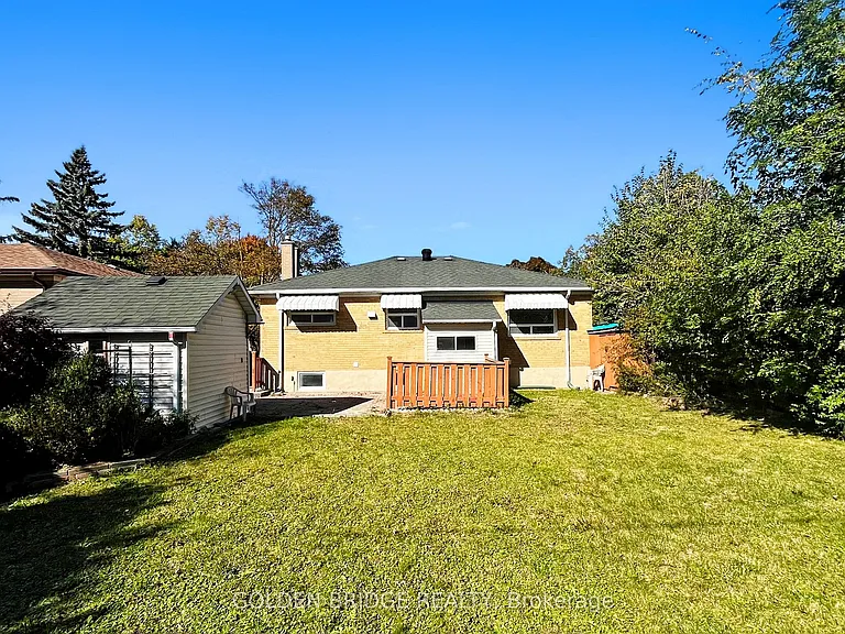438 Centre St E — Photo 31