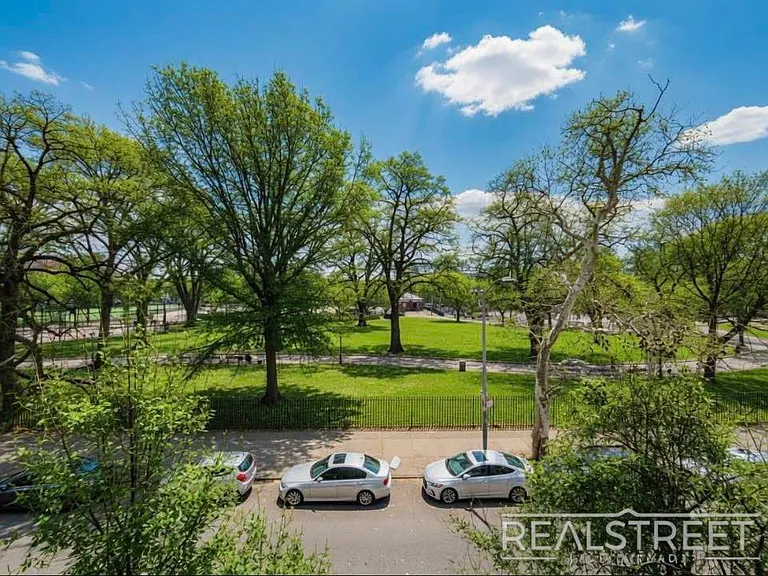 147 Starr St #3R — Photo 2