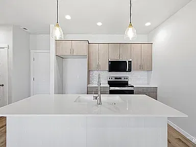 3 bed, 1595 sqft, $4,500 — Photo 3