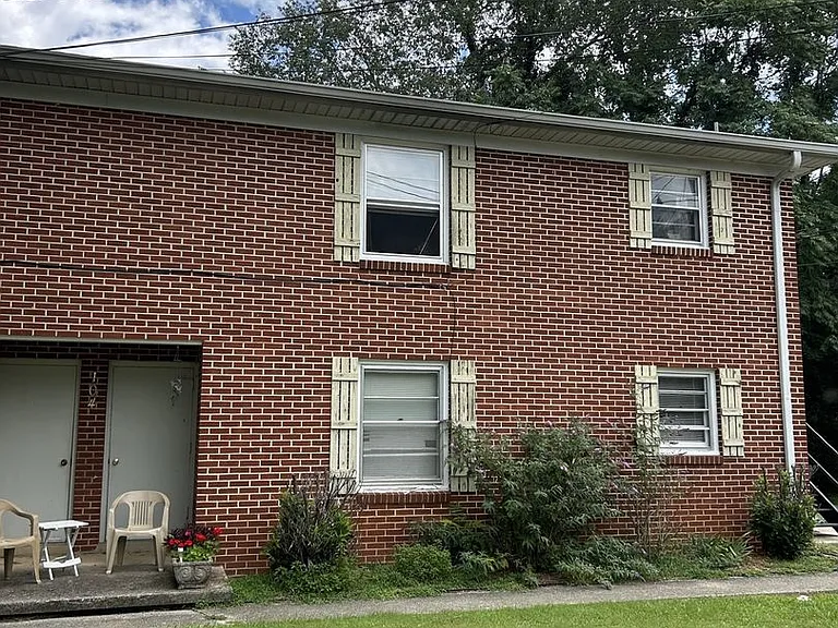 104 Greenlawn Dr — Photo 1