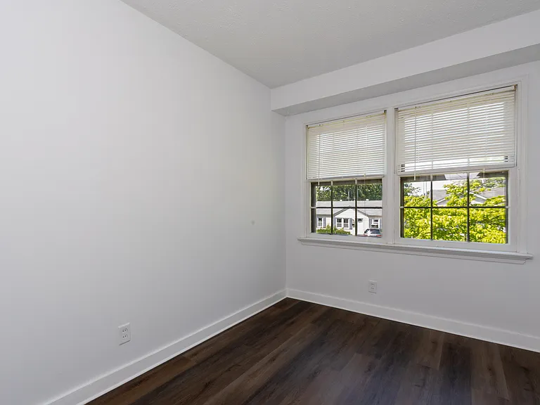 9046 Southview Ln — Photo 15