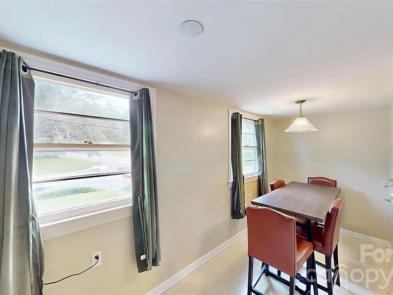 1136 E Woodlawn Rd — Photo 17