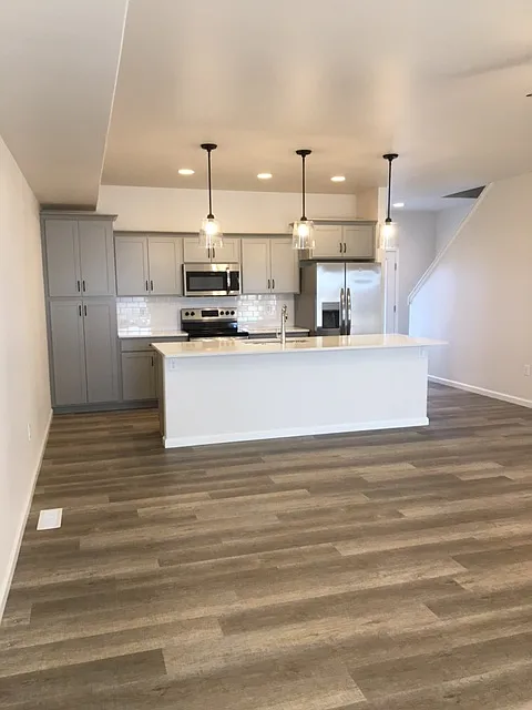 3 bed, 2.5 bath, 1632 sqft, $2,100 — Photo 3