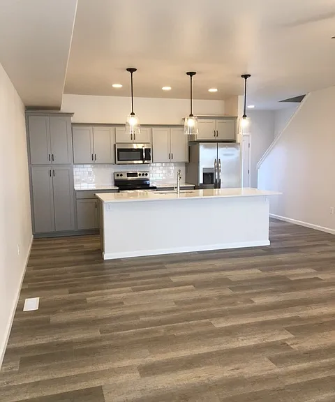 1150 Dahnovan Dr — Photo 3