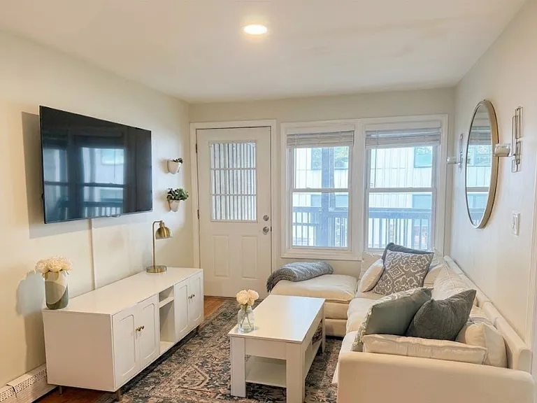 275 Chelsea St #3 — Photo 4