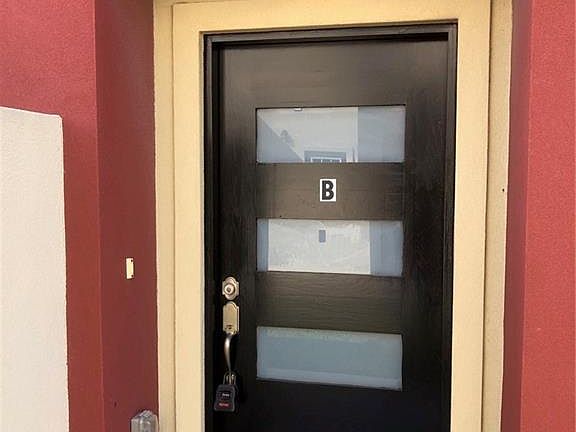 2nd image of 1304 E Daffodil APT B