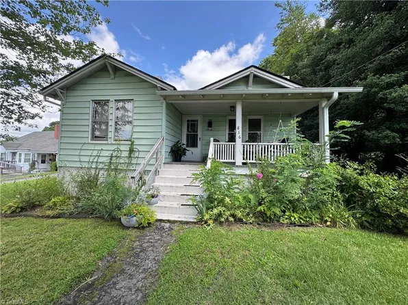 816 W Haymore St, Mount Airy, NC 27030