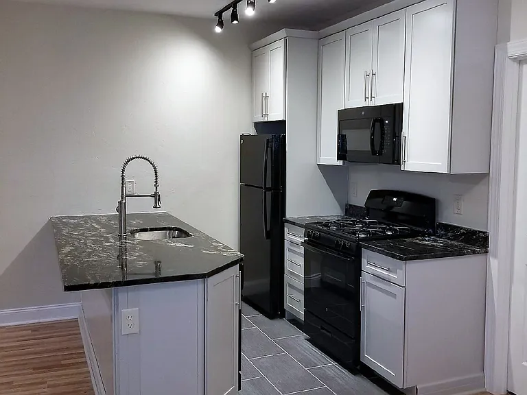 4924 Centre Ave — Photo 4
