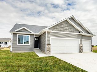 707 NE Doe Pointe Dr, Ankeny, IA 50021