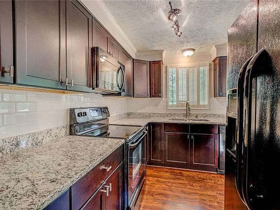 3rd image of 707 Stonehill Ct