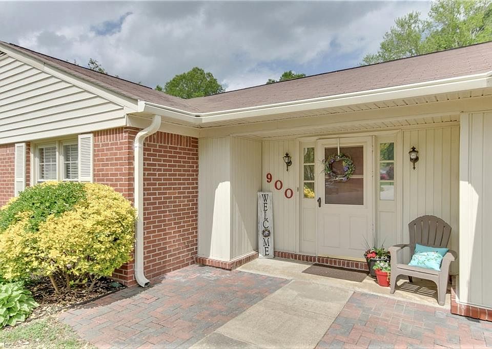 1st image of 900 Marlborough Cir