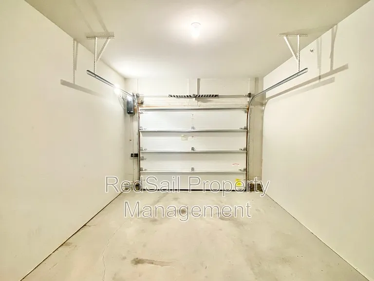 208 Fishers Ct — Photo 26