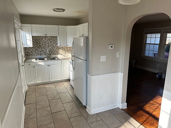 2nd image of 2904 Montrose Ave