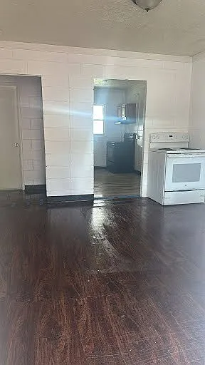 301 S East St — Photo 3