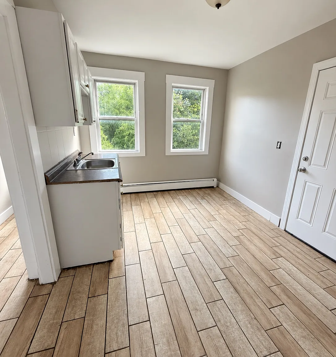 3 bed, 1200 sqft, $1,550 — Photo 2