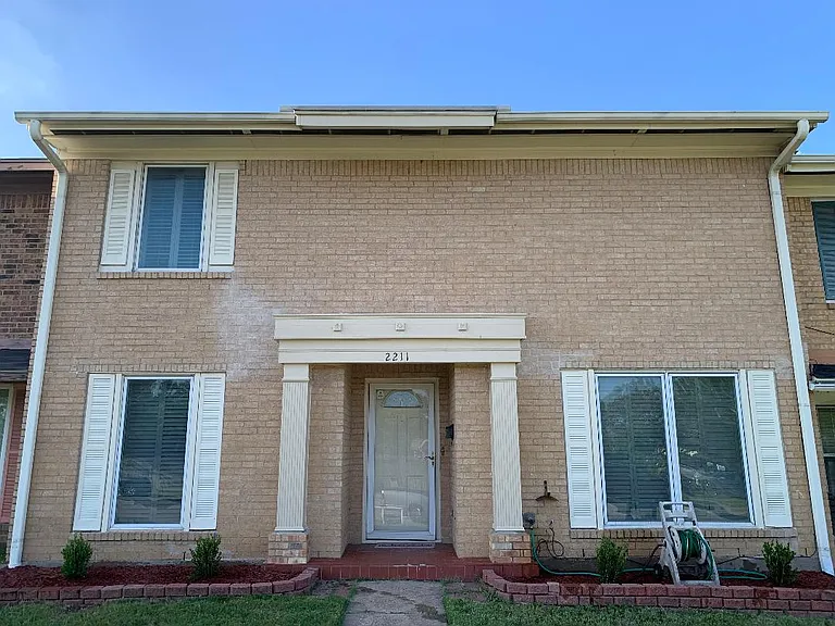 2211 Montclair Dr — Photo 1