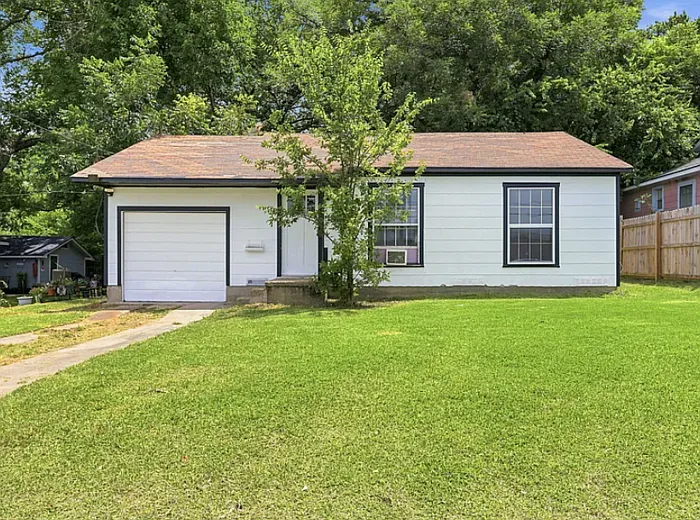 2 bed, 1.0 bath, 784 sqft, $1,200 — Photo 1