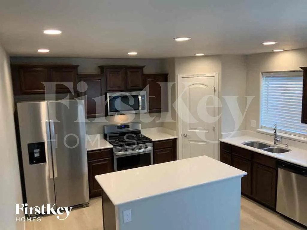 4 bed, 3.0 bath, 2351 sqft, $2,930 — Photo 2